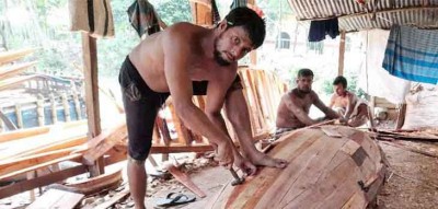 বর্ষায় নৌকা তৈরির কারিগরদের ব্যস্ততা